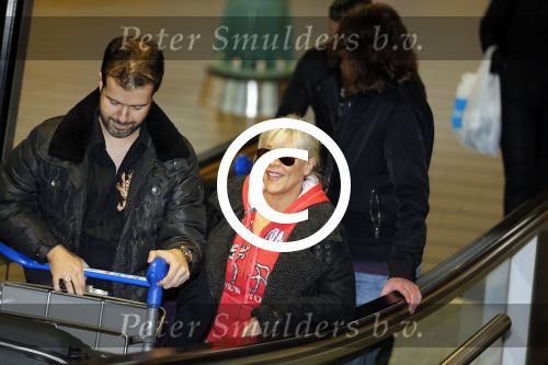 Schiphol 26 maart 2015
Samantha Fox arriveert op schiphol. Varol Porsemay haalt haar op