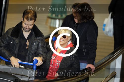 Schiphol 26 maart 2015
Samantha Fox arriveert op schiphol. Varol Porsemay haalt haar op
