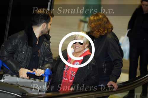 Schiphol 26 maart 2015
Samantha Fox arriveert op schiphol. Varol Porsemay haalt haar op