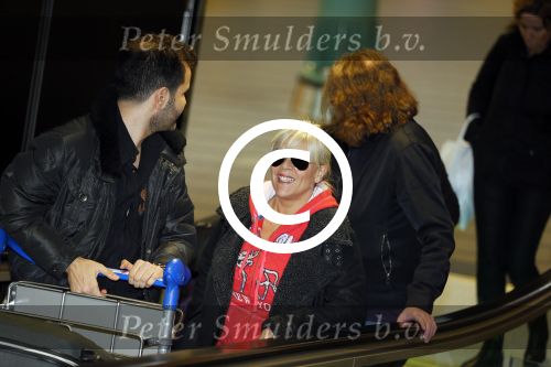 Schiphol 26 maart 2015
Samantha Fox arriveert op schiphol. Varol Porsemay haalt haar op