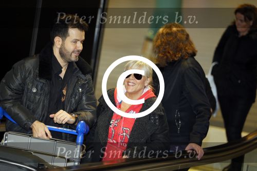 Schiphol 26 maart 2015
Samantha Fox arriveert op schiphol. Varol Porsemay haalt haar op