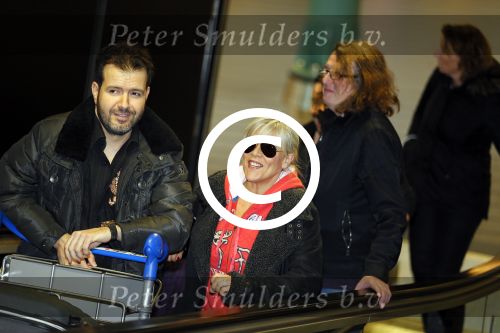 Schiphol 26 maart 2015
Samantha Fox arriveert op schiphol. Varol Porsemay haalt haar op