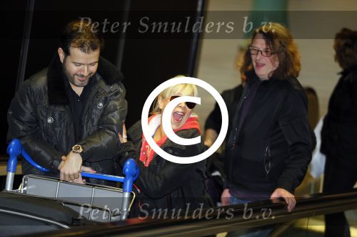 Schiphol 26 maart 2015
Samantha Fox arriveert op schiphol. Varol Porsemay haalt haar op