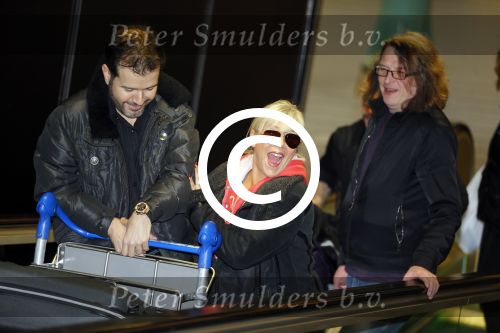 Schiphol 26 maart 2015
Samantha Fox arriveert op schiphol. Varol Porsemay haalt haar op