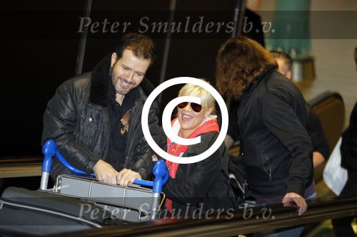 Schiphol 26 maart 2015
Samantha Fox arriveert op schiphol. Varol Porsemay haalt haar op
