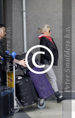 Schiphol 26 maart 2015
Samantha Fox arriveert op schiphol. Varol Porsemay haalt haar op