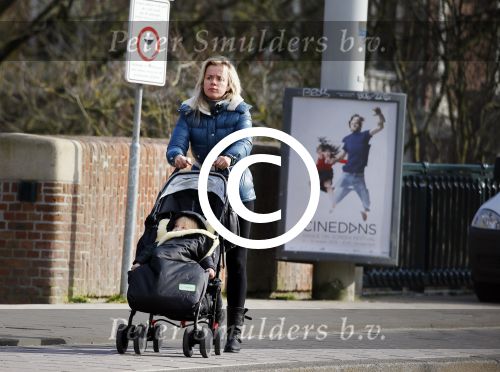 Amsterdam 7 maart 2015
Suze Mens achter de kinderwagen