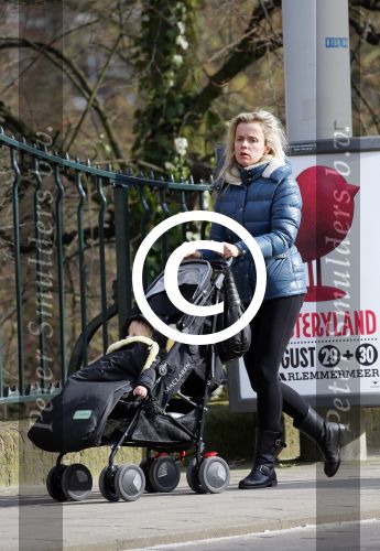 Amsterdam 7 maart 2015
Suze Mens achter de kinderwagen