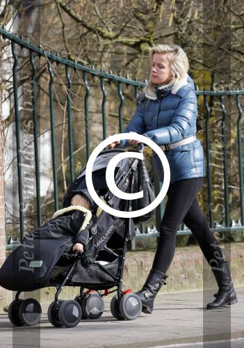 Amsterdam 7 maart 2015
Suze Mens achter de kinderwagen