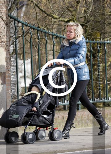 Amsterdam 7 maart 2015
Suze Mens achter de kinderwagen