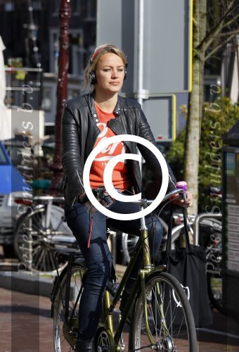 Amsterdam 10 maart 2015  
Tess Milne en Kimberly Klaver samen op een terrasje en Tess daarna met koptelefoon op de fiets