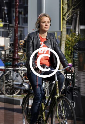 Amsterdam 10 maart 2015  
Tess Milne en Kimberly Klaver samen op een terrasje en Tess daarna met koptelefoon op de fiets