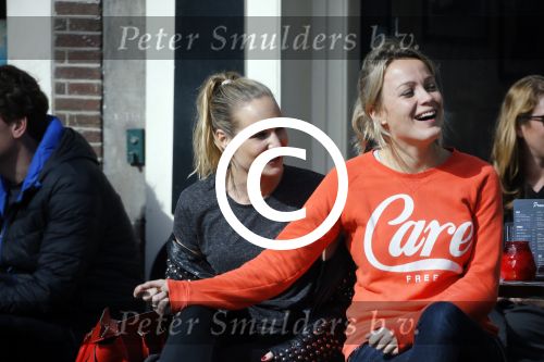 Amsterdam 10 maart 2015  
Tess Milne en Kimberly Klaver samen op een terrasje en Tess daarna met koptelefoon op de fiets
