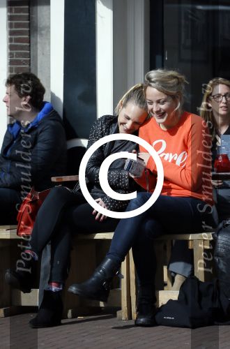 Amsterdam 10 maart 2015  
Tess Milne en Kimberly Klaver samen op een terrasje en Tess daarna met koptelefoon op de fiets