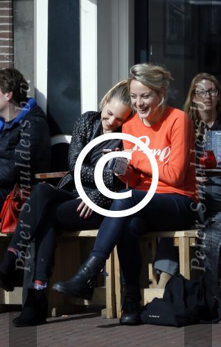 Amsterdam 10 maart 2015  
Tess Milne en Kimberly Klaver samen op een terrasje en Tess daarna met koptelefoon op de fiets