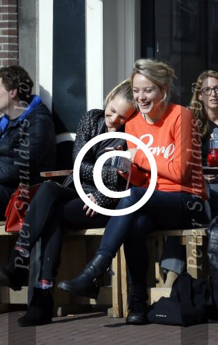 Amsterdam 10 maart 2015  
Tess Milne en Kimberly Klaver samen op een terrasje en Tess daarna met koptelefoon op de fiets