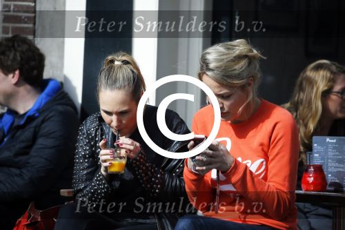 Amsterdam 10 maart 2015  
Tess Milne en Kimberly Klaver samen op een terrasje en Tess daarna met koptelefoon op de fiets