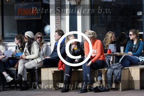 Amsterdam 10 maart 2015  
Tess Milne en Kimberly Klaver samen op een terrasje en Tess daarna met koptelefoon op de fiets