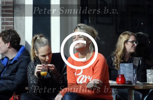Amsterdam 10 maart 2015  
Tess Milne en Kimberly Klaver samen op een terrasje en Tess daarna met koptelefoon op de fiets