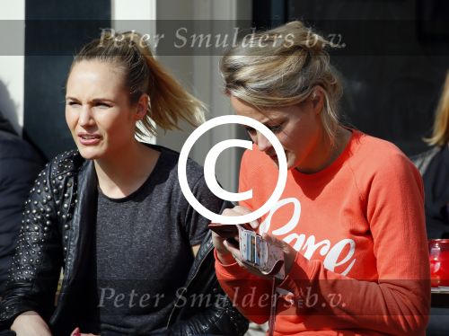 Amsterdam 10 maart 2015  
Tess Milne en Kimberly Klaver samen op een terrasje en Tess daarna met koptelefoon op de fiets