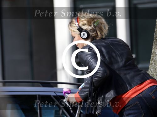 Amsterdam 10 maart 2015  
Tess Milne en Kimberly Klaver samen op een terrasje en Tess daarna met koptelefoon op de fiets