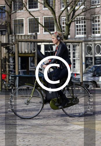 Amsterdam 10 maart 2015  
Tess Milne en Kimberly Klaver samen op een terrasje en Tess daarna met koptelefoon op de fiets