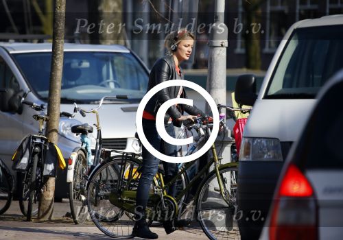 Amsterdam 10 maart 2015  
Tess Milne en Kimberly Klaver samen op een terrasje en Tess daarna met koptelefoon op de fiets