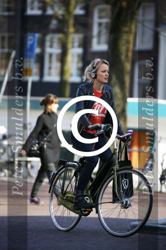 Amsterdam 10 maart 2015  
Tess Milne en Kimberly Klaver samen op een terrasje en Tess daarna met koptelefoon op de fiets