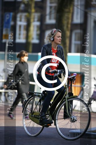 Amsterdam 10 maart 2015  
Tess Milne en Kimberly Klaver samen op een terrasje en Tess daarna met koptelefoon op de fiets