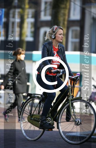 Amsterdam 10 maart 2015  
Tess Milne en Kimberly Klaver samen op een terrasje en Tess daarna met koptelefoon op de fiets