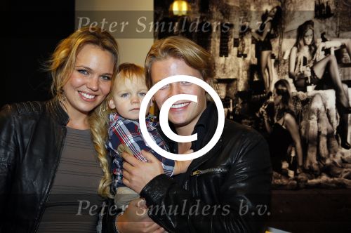 Alphen aan de Rijn 28 februari 2015
Opening expositie Myrthe Mylius. Vriend Thomas Berge en zoontje Jack zijn natuurlijk aanwezig.