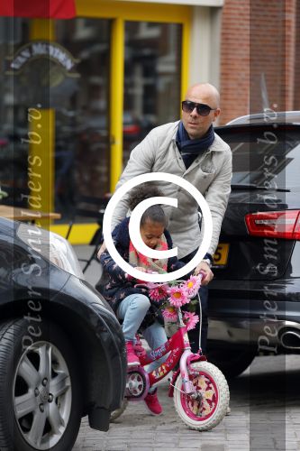 Amsterdam 20 maart 2015
Tjeerd Oosterhuis met zijn dochter op een nieuwe fiets
