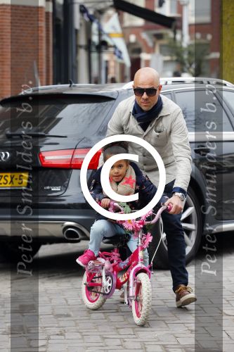 Amsterdam 20 maart 2015
Tjeerd Oosterhuis met zijn dochter op een nieuwe fiets