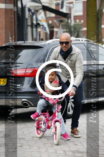 Amsterdam 20 maart 2015
Tjeerd Oosterhuis met zijn dochter op een nieuwe fiets