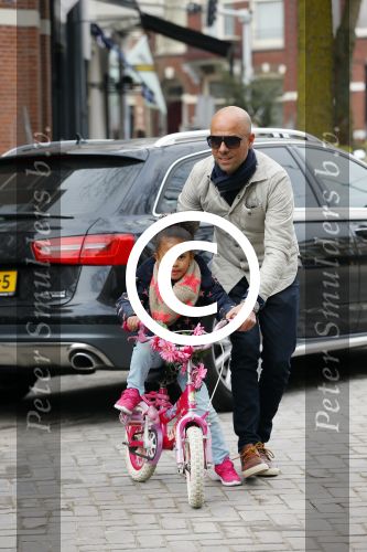 Amsterdam 20 maart 2015
Tjeerd Oosterhuis met zijn dochter op een nieuwe fiets