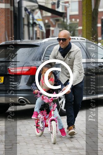 Amsterdam 20 maart 2015
Tjeerd Oosterhuis met zijn dochter op een nieuwe fiets