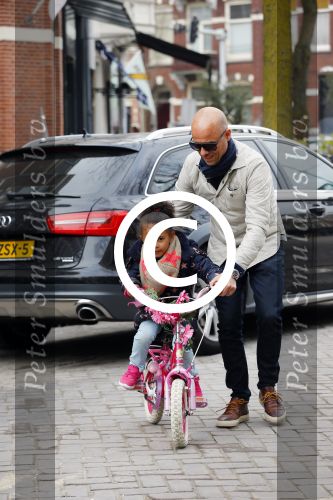 Amsterdam 20 maart 2015
Tjeerd Oosterhuis met zijn dochter op een nieuwe fiets