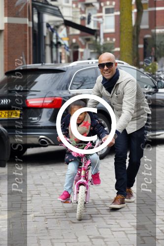Amsterdam 20 maart 2015
Tjeerd Oosterhuis met zijn dochter op een nieuwe fiets