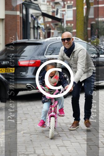 Amsterdam 20 maart 2015
Tjeerd Oosterhuis met zijn dochter op een nieuwe fiets
