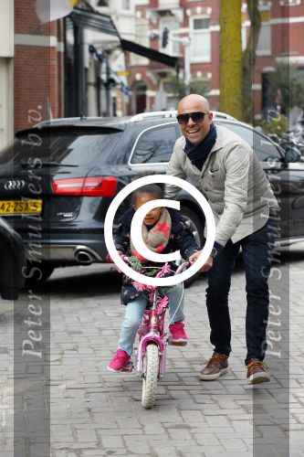 Amsterdam 20 maart 2015
Tjeerd Oosterhuis met zijn dochter op een nieuwe fiets