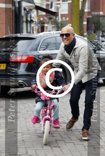 Amsterdam 20 maart 2015
Tjeerd Oosterhuis met zijn dochter op een nieuwe fiets