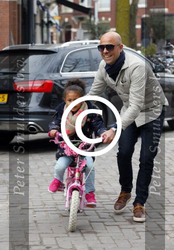 Amsterdam 20 maart 2015
Tjeerd Oosterhuis met zijn dochter op een nieuwe fiets