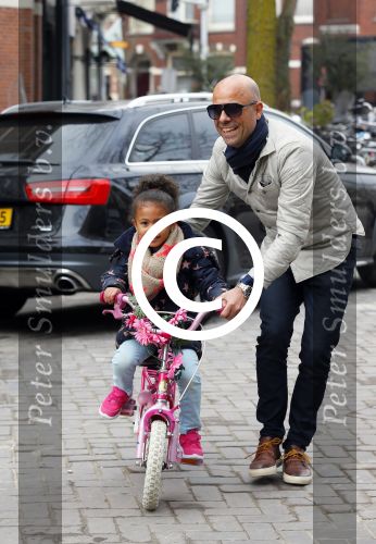 Amsterdam 20 maart 2015
Tjeerd Oosterhuis met zijn dochter op een nieuwe fiets