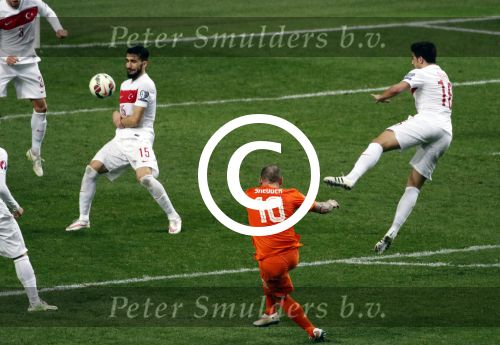 Amsterdam 28 maart 2015
Wesley Sneijder maakt de 1-1 bin Nederland-Turkije in de amsterdam Arena.
Daarna stopt hij een bal onder zijn shirt en een duim in zijn mond ten teken dat zijn vrouw Yolanthe Sneijder Cabau een kindje krijgen