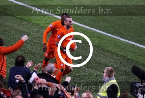 Amsterdam 28 maart 2015
Wesley Sneijder maakt de 1-1 bin Nederland-Turkije in de amsterdam Arena.
Daarna stopt hij een bal onder zijn shirt en een duim in zijn mond ten teken dat zijn vrouw Yolanthe Sneijder Cabau een kindje krijgen