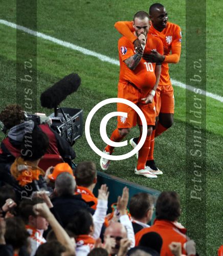 Amsterdam 28 maart 2015
Wesley Sneijder maakt de 1-1 bin Nederland-Turkije in de amsterdam Arena.
Daarna stopt hij een bal onder zijn shirt en een duim in zijn mond ten teken dat zijn vrouw Yolanthe Sneijder Cabau een kindje krijgen