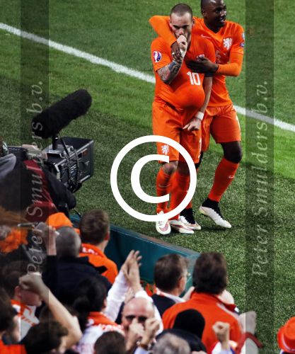 Amsterdam 28 maart 2015
Wesley Sneijder maakt de 1-1 bin Nederland-Turkije in de amsterdam Arena.
Daarna stopt hij een bal onder zijn shirt en een duim in zijn mond ten teken dat zijn vrouw Yolanthe Sneijder Cabau een kindje krijgen