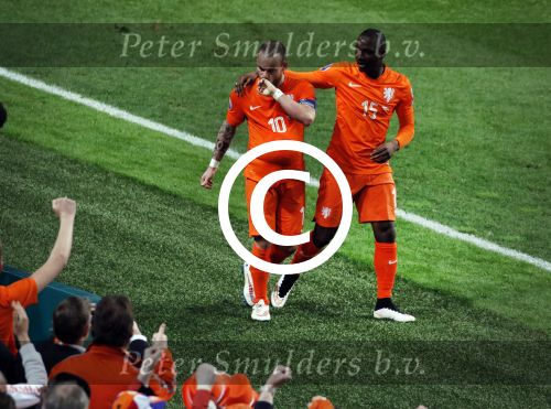 Amsterdam 28 maart 2015
Wesley Sneijder maakt de 1-1 bin Nederland-Turkije in de amsterdam Arena.
Daarna stopt hij een bal onder zijn shirt en een duim in zijn mond ten teken dat zijn vrouw Yolanthe Sneijder Cabau een kindje krijgen