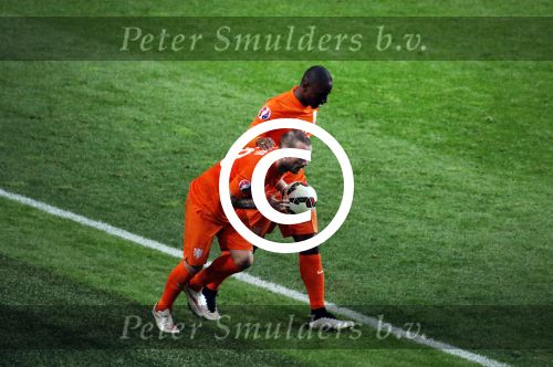 Amsterdam 28 maart 2015
Wesley Sneijder maakt de 1-1 bin Nederland-Turkije in de amsterdam Arena.
Daarna stopt hij een bal onder zijn shirt en een duim in zijn mond ten teken dat zijn vrouw Yolanthe Sneijder Cabau een kindje krijgen