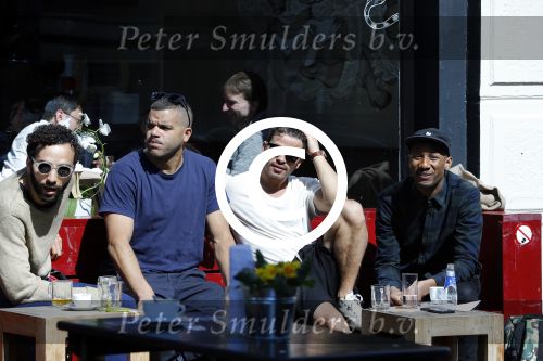 Amsterdam 10 april 2016
vlnr Achmed Akkabi Sef Geza Weisz en Gio op terras